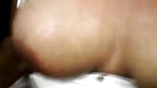 Seksi plavokosa djevojka širi guzu anal mami otkrivajući svoje intimne dijelove