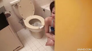 Preslatka plavokosa vila pirno mami uživa u jebanju s parnim jezikom u BDSM seks sceni