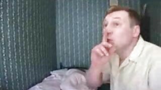 Izlizana crvenokosa drolja prstom jebe mami porno video uništenu pičku na kameri